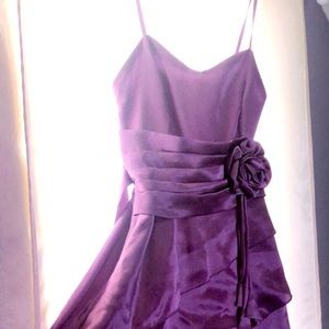 Cute! dress with stretch on the back. Adjustable to fit high and low.